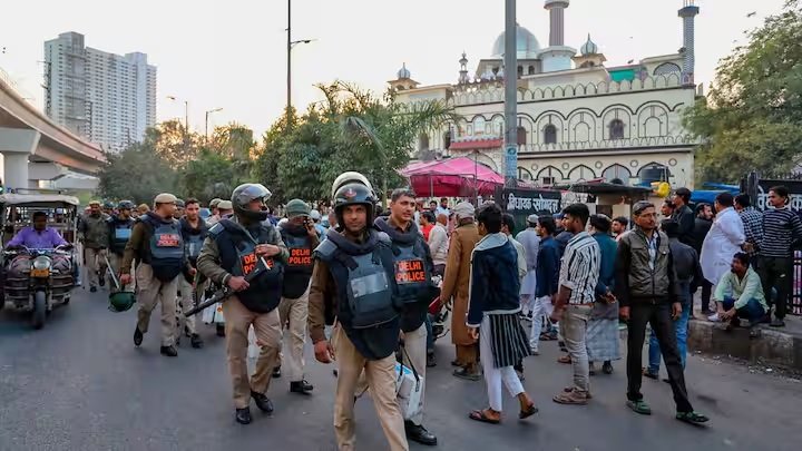Delhi Namaz Row: इंद्रलोक में अर्धसैनिक बलों की तीन कंपनियां तैनात, फ्लैग मार्च, पुलिस की अपील- 'अफवाहों पर...'