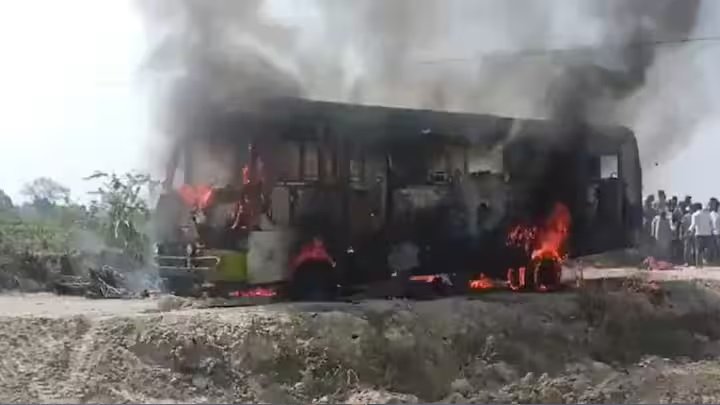 Ghazipur Bus Fire: गाजीपुर में चलती बस में दौड़ा 11000 वोल्ट की करंट, 5 लोगों की मौत, कई घायल