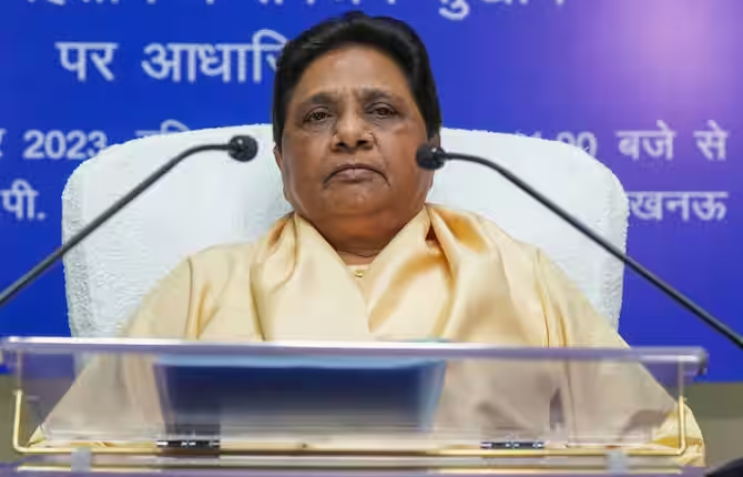 अखिल भारतीय गठबंधन के बीच सीधी टक्कर