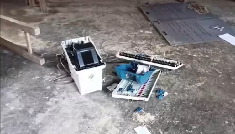 Manipur Polling Booth Firing: मणिपुर में मतदान के बीच फायरिंग, दहला पोलिंग बूथ, EVM में तोड़फोड़!