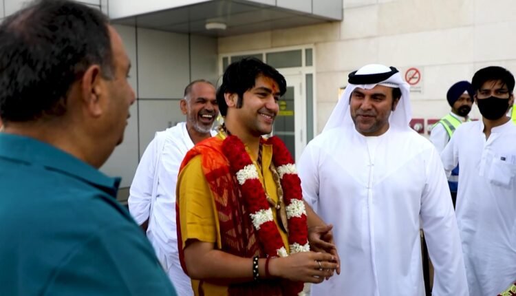 दुबई पहुंचे बाबा बागेश्वर धाम के पंडित धीरेंद्र कृष्ण शास्त्री,दुबई शेख डॉ बू अब्दुल्ला ने किया जोरदार स्वागत