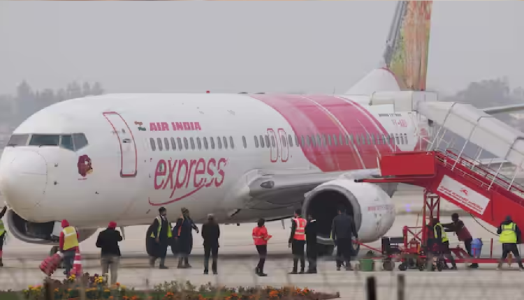 Air India Express: एयर इंडिया एक्सप्रेस ने कर लिया समझौता, 25 क्रू मेंबर्स का टर्मिनेशन भी वापस लिया, जानें क्या हुआ