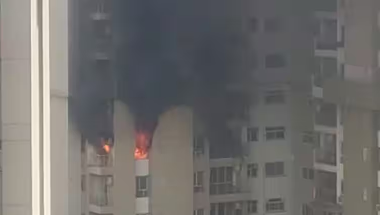 Noida Fire: नोएडा सेक्टर 100 की लोटस बुलेवार्ड सोसाइटी में AC ब्लास्ट, कई फ्लैट्स में लगी आग