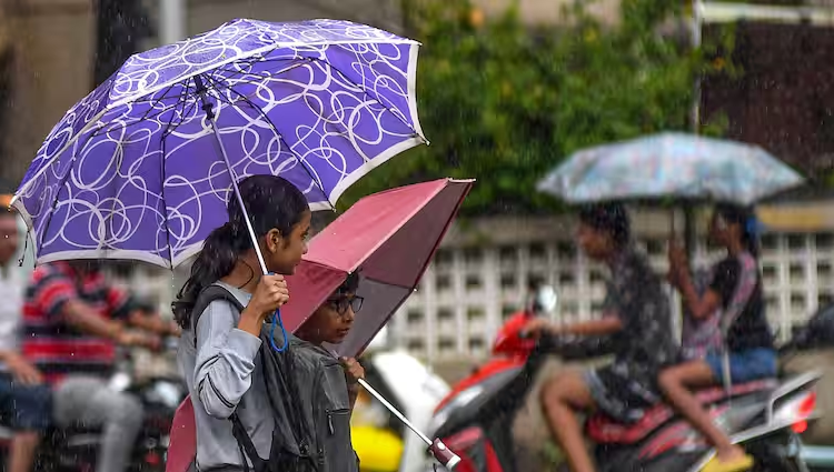 लंबे इंतजार के बाद दिल्ली पर मेहरबान हुई बारिश, वीकेंड पर कैसा रहेगा मौसम?