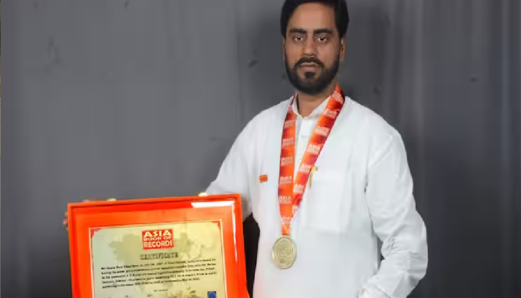 एशिया बुक ऑफ रिकॉर्ड में गाजीपुर के युवक का नाम दर्ज, 118 साल पुरानी मतदाता सूची बनी धरोहर