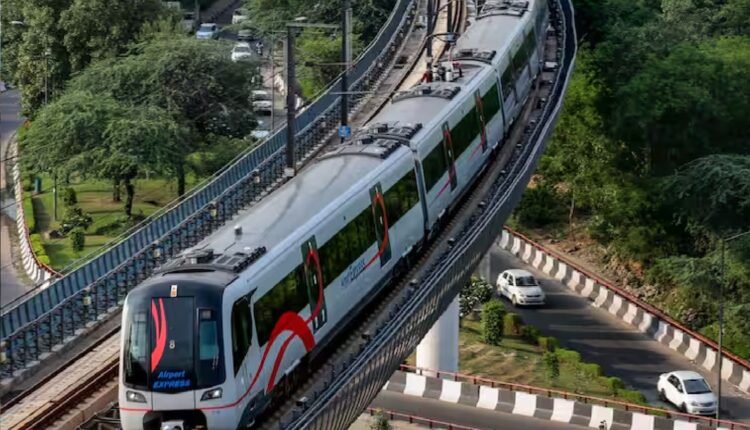 दिल्ली में भारी बारिश के बीच मेट्रो ने बनाया रिकॉर्ड, एक दिन में 69 लाख लोगों को पहुंचाया मंजिल पर