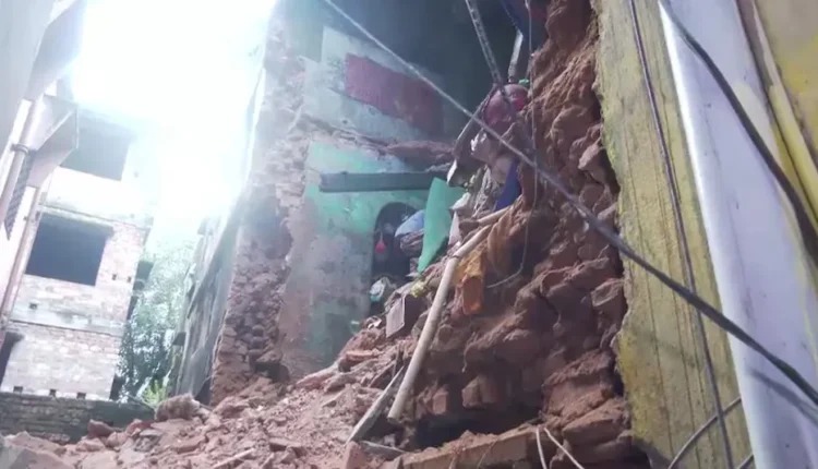 Kolkata Building Collapse में बारिश के बीच जर्जर इमारत का हिस्सा ढहने का दृश्य