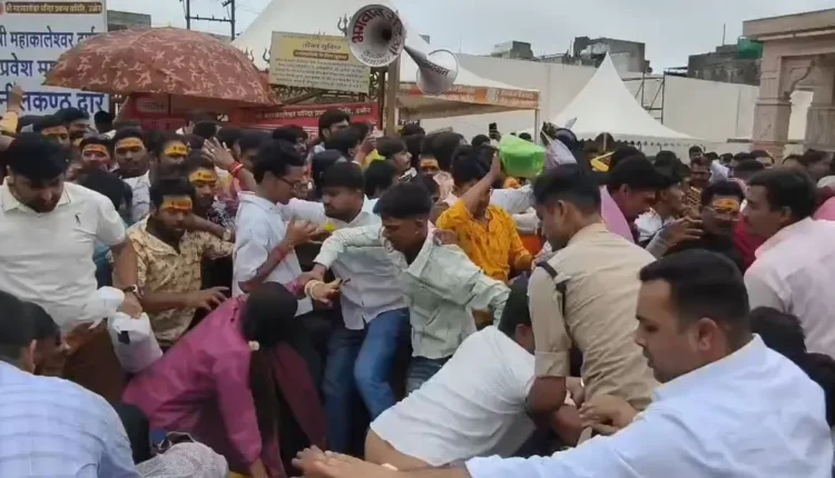 उज्जैन के नागचंद्रेश्वर मंदिर में अफरा-तफरी के बाद घायल श्रद्धालु