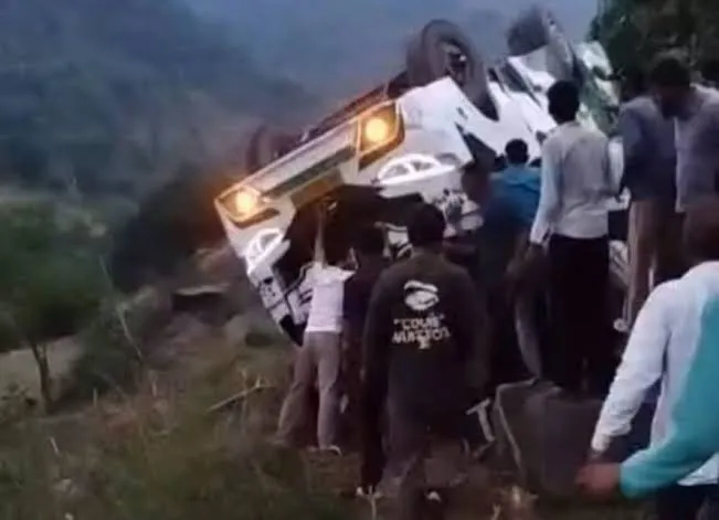 Rajouri Accident, Jammu Kashmir Road Accident, Moghla Teryath, Rajouri News, Vehicle Falls Into Gorge